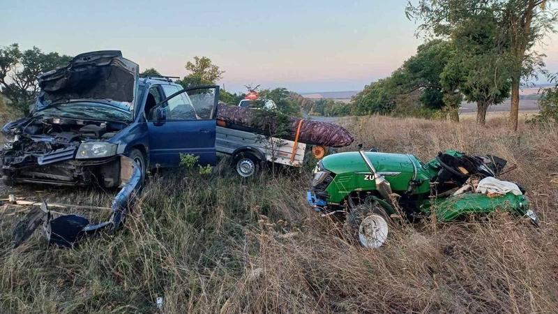  (FOTO) Accident devastator la Rîșcani: Un bărbat a murit, iar soția sa, grav rănită, după ce minitractorul cu care se deplasau a fost lovit de o mașină