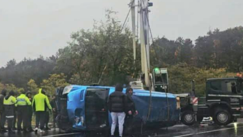  (FOTO) A ajuns pe o parte, pe șosea: Un microbuz s-a răsturnat pe traseul Chișinău-Hîncești