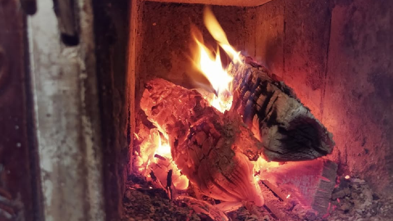  Descoperire macabră într-o casa din Sângerei: Doi bărbați, găsiți morți după ce s-ar fi intoxicat cu monoxid de carbon de la sobă