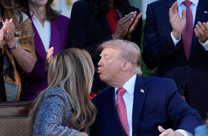 (VIDEO) Donald Trump și Melania, moment stânjenitor la Casa Albă. Ce s-a întâmplat când președintele a încercat s-o sărute