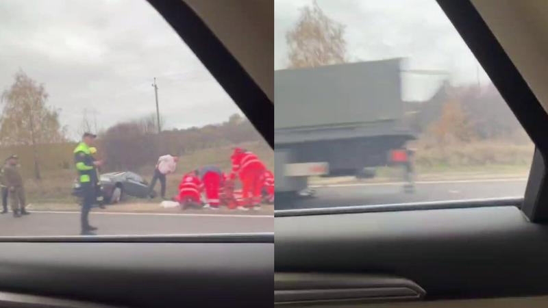  (VIDEO) Accident grav la Ungheni: O mașină s-a lovit cu un autocamion și a ajuns în șanț. Medicii acordă ajutor victimelor