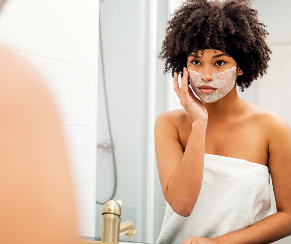 Maskné : 3 conseils pour prévenir l’acné lié au masque image