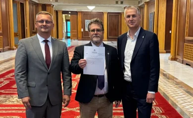 Proiect USR pentru ca tinerii care vor să meargă la facultate în străinătate să poată participa la sesiunea specială de BAC