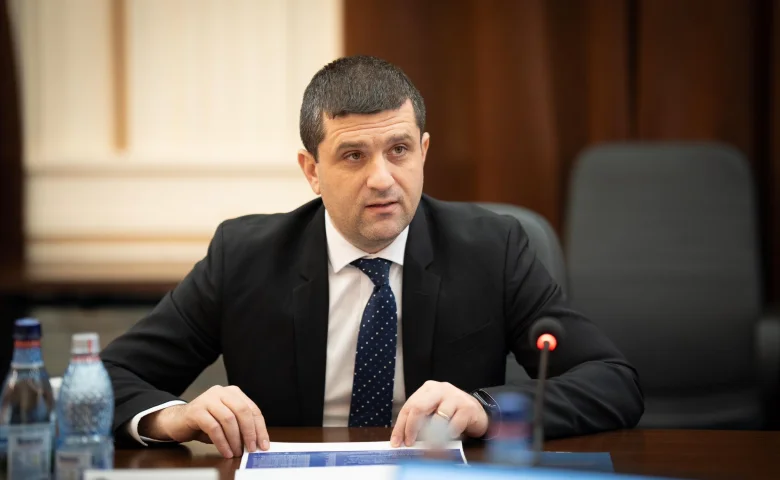Ministrul Radu Miruță îi invită pe români să-i transmită experiențele avute în călătoriile cu trenurile CFR