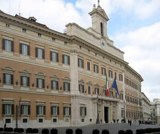 La conta degli interessi dietro al taglia-poltrone