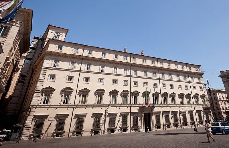 Il centrodestra vota col governo, mentre il Pd è irritato con Conte