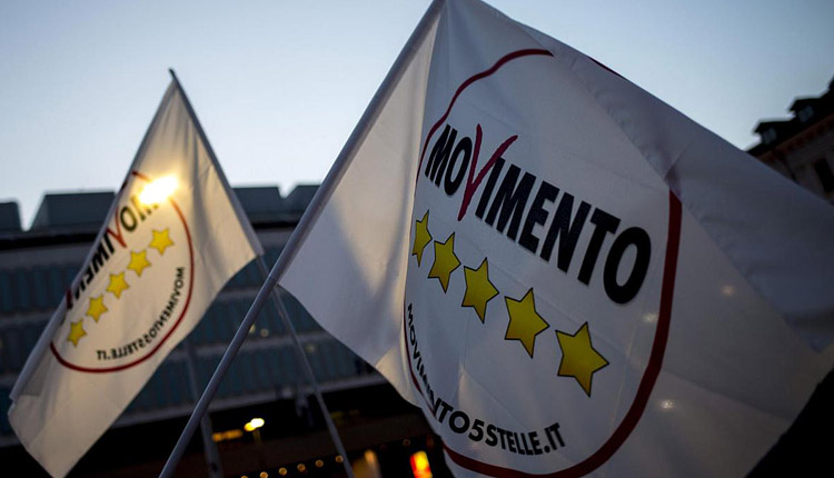 La crisi del M5s dietro alla fiducia a Draghi