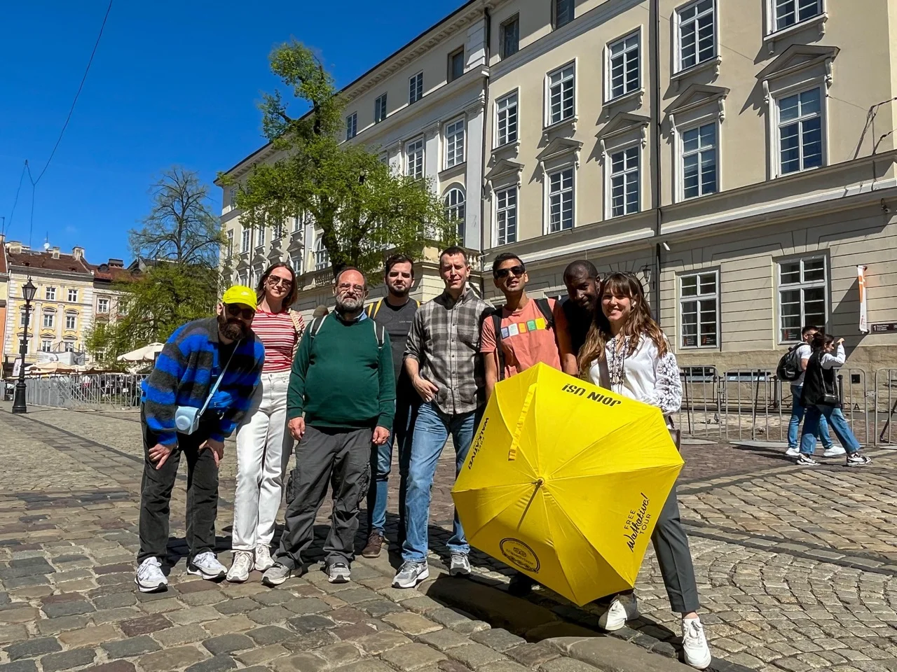 Visitantes sonrientes en Lviv con un guía.