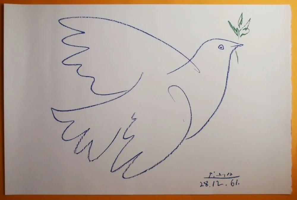 Niebieski rysunek gołębia pokoju z gałązką oliwną w dziobie na białym papierze, podpisany 'Picasso'.