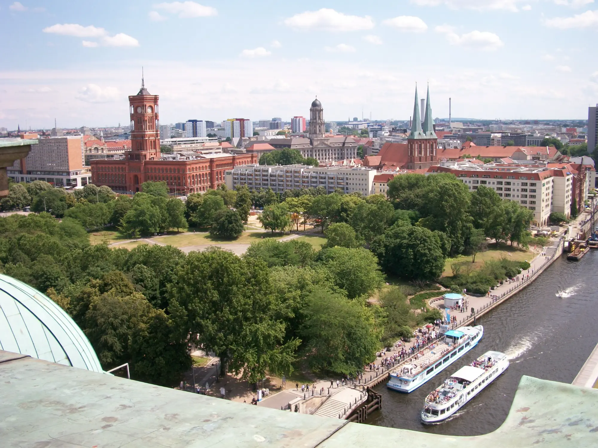 Luftbild von Berlin mit dem Roten Rathaus, der Nikolaikirche und Ausflugsbooten auf der Spree.