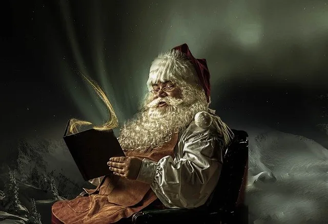 Papá Noel con barba blanca y gorro rojo, llevando gafas, lee un libro abierto del que emana luz dorada, con un fondo de monta