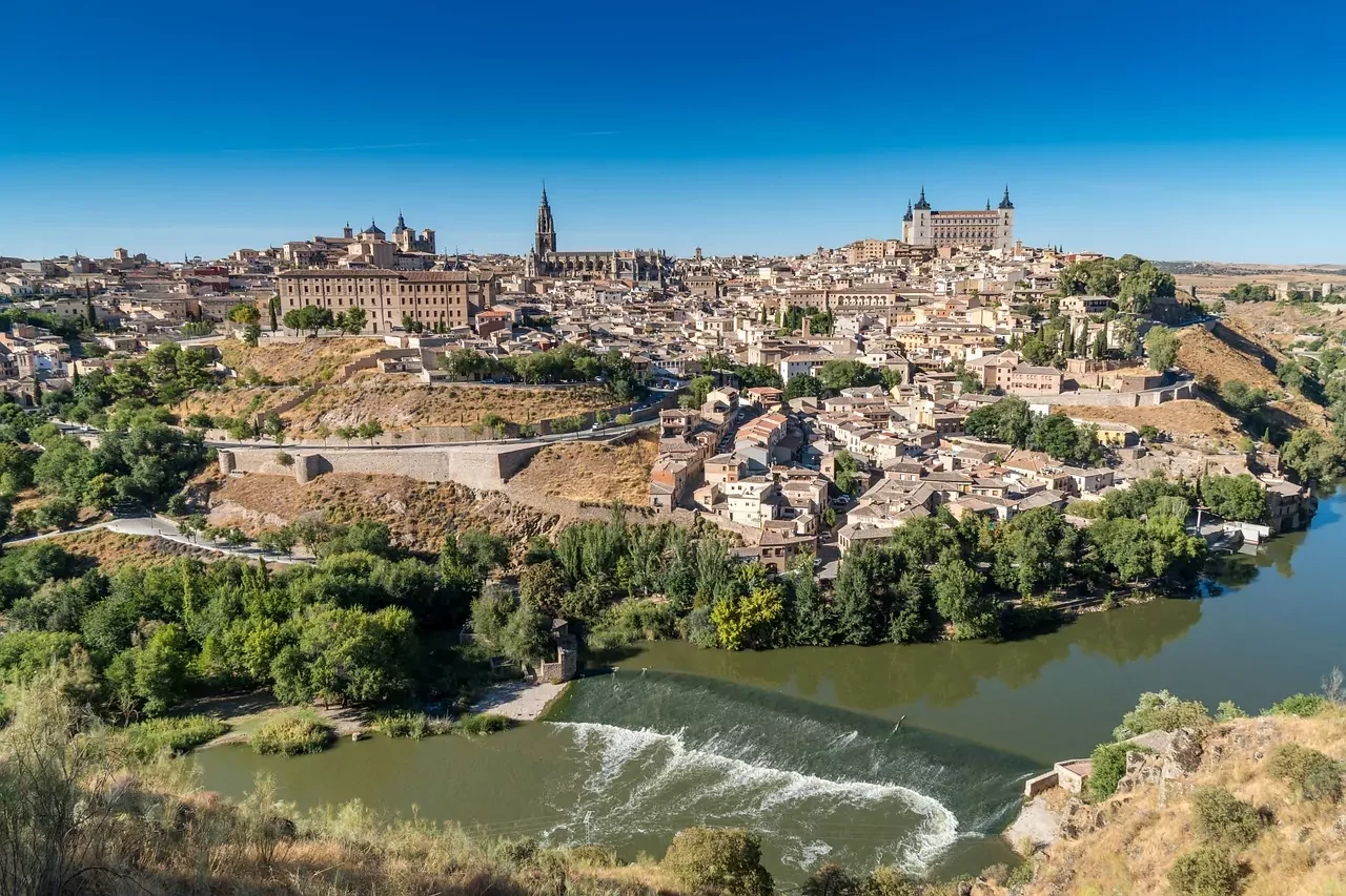 Vista panorámica de Toledo, España, en una colina sobre el río Tajo. Edificios históricos, catedral y Alcázar, componen el ho
