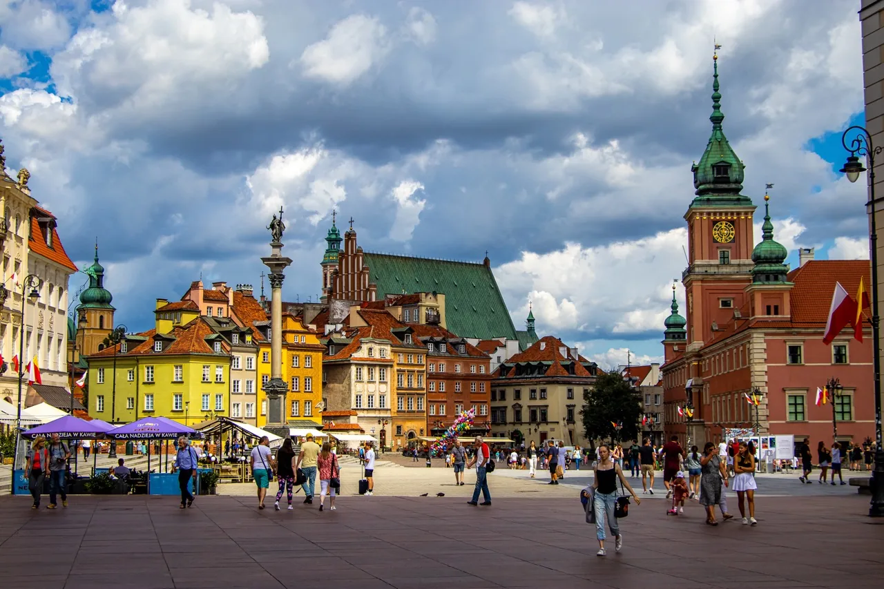 Plaza del Castillo en Varsovia con la Columna de Segismundo, casas de vecinos de colores y el Castillo Real bajo cielo nublad