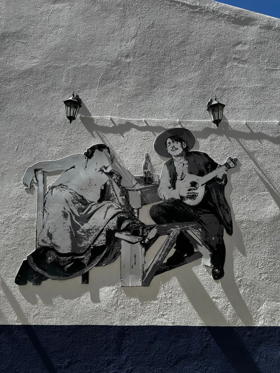 Wandinstallation im Fado-Stil an einer weißen Hauswand in Lissabon.