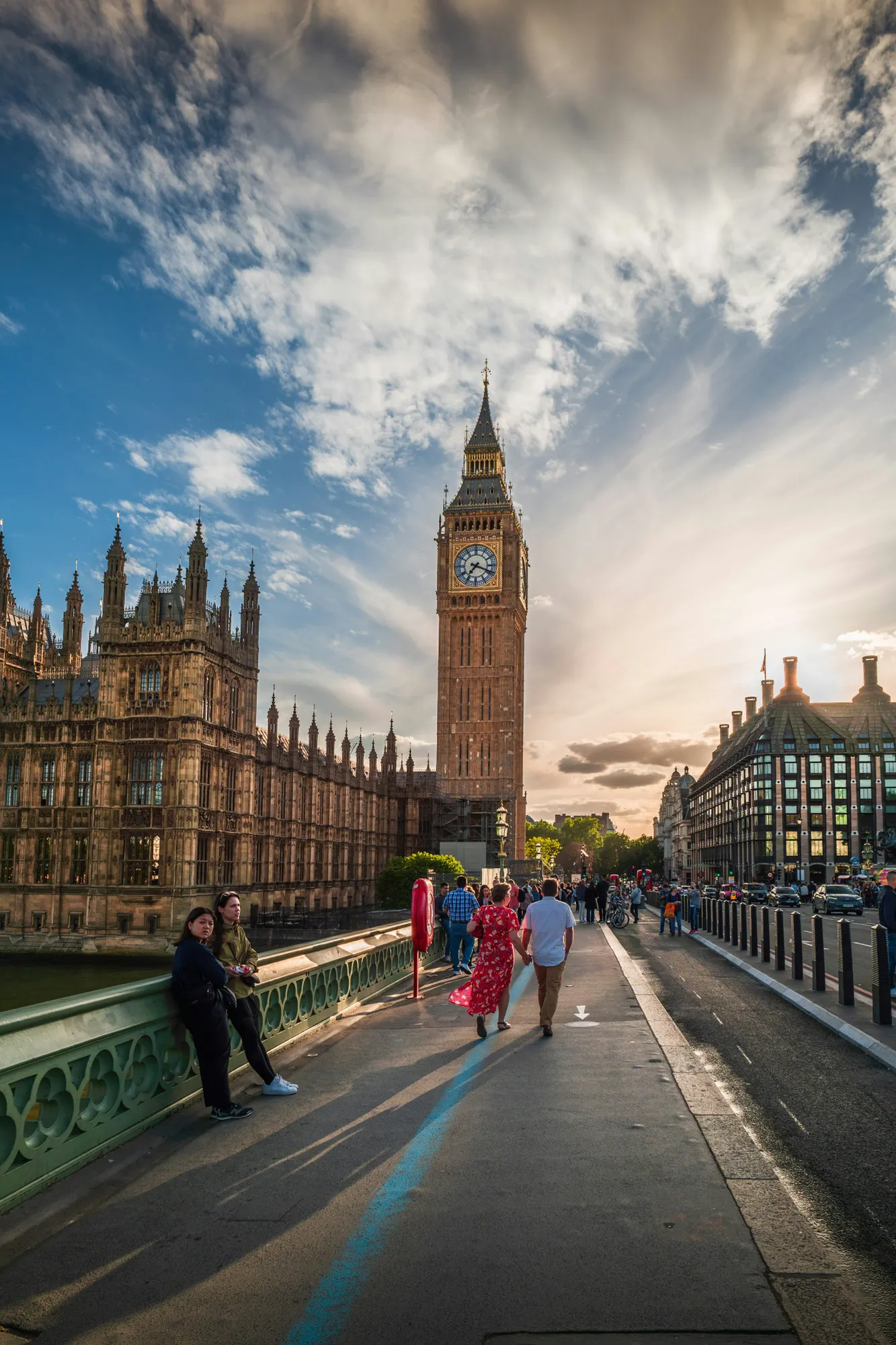 Wieża Elizabeth Tower (Big Ben) i budynki parlamentu w Londynie widziane z mostu Westminster Bridge o zachodzie słońca.