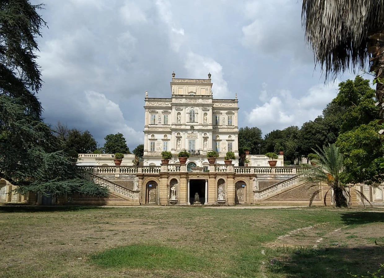 Fasada Casino del Bel Respiro w Villa Doria Pamphilj w Rzymie, z widocznymi podwójnymi schodami i posągami.