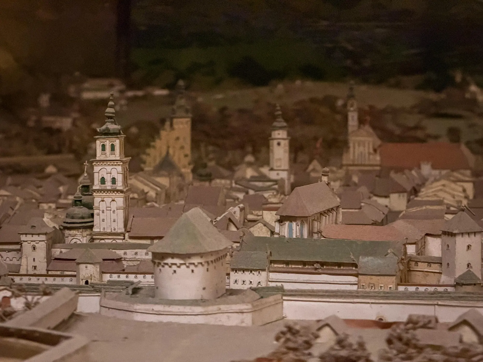 Szczegółowa makieta historycznego Lwowa z murami miejskimi, basztami i wieżami kościołów.
