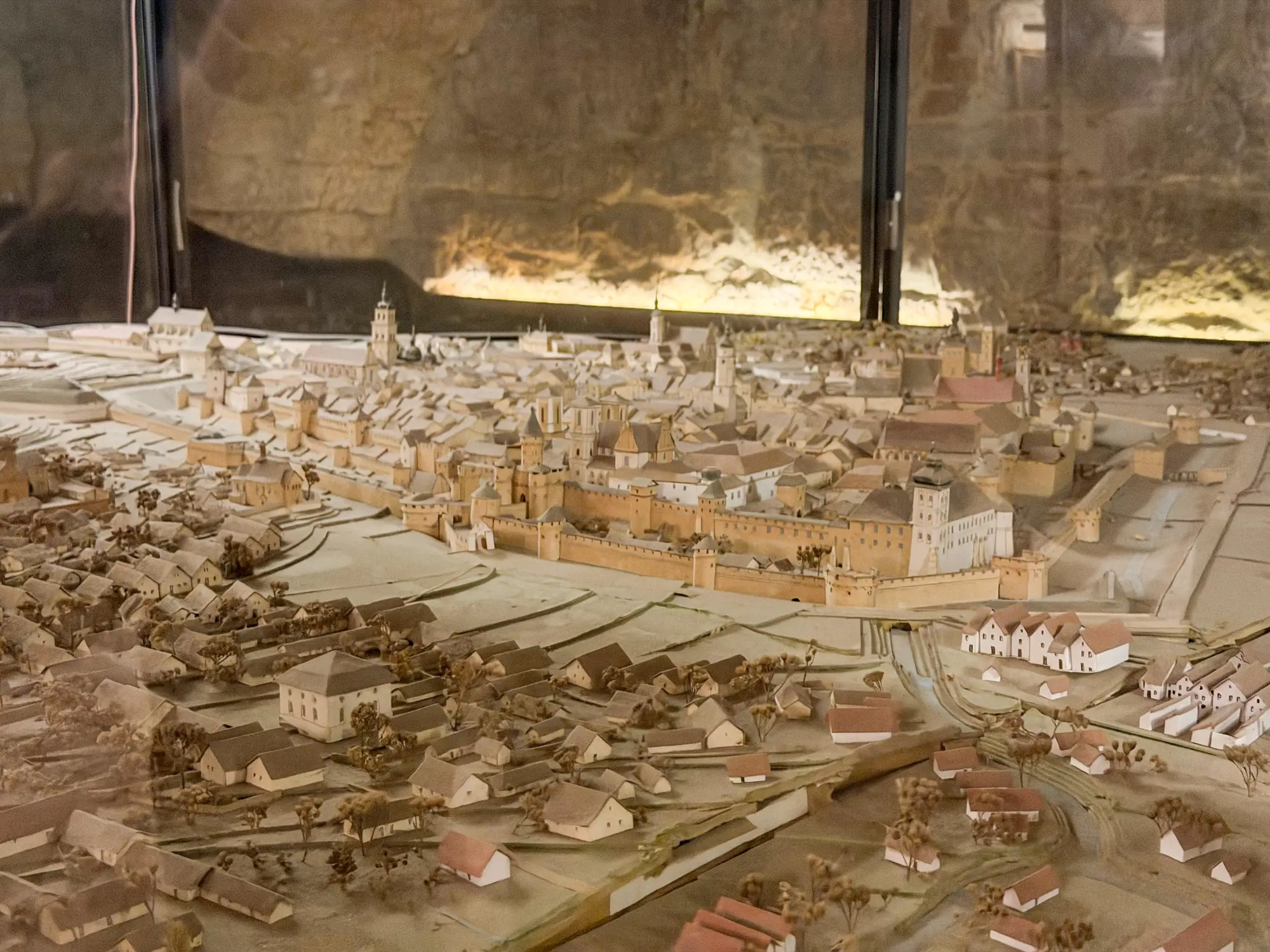 Szczegółowa makieta historycznego Lwowa ze średniowiecznymi fortyfikacjami, kościołami i domami.