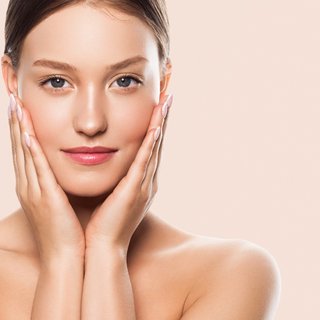 Model-Clear-Skin-Natural-Makeup