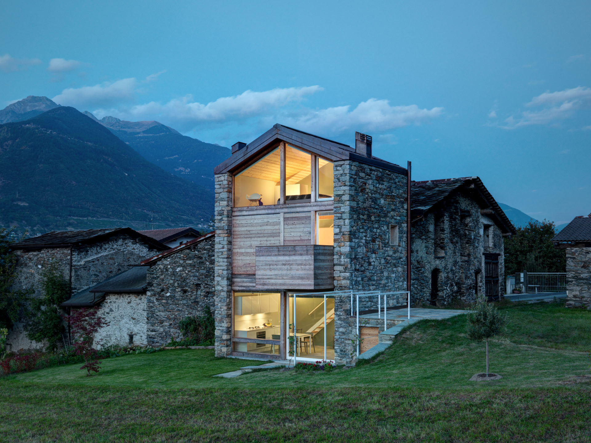 Дом самостоятельно. The Sirdalen House, Норвегия Архитектор. Дом Альберта Хоффмана в Швейцарии. Дом в итальянских Альпах. Двухэтажный каменный дом в Италии.