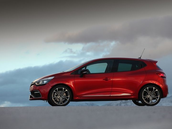 waiver-lean-menu-test-drive-hot-hatchback-renault-clio-rs-wovow.org-02