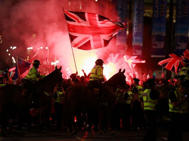In Glasgow, police "human shield" lit supporters and opponents of Scottish independence