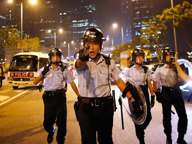 In Hong Kong, the violent clashes of protesters with the police: there are injured and dozens arrested