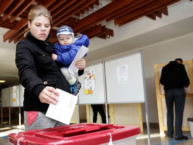 In the parliamentary elections in Latvia voted more than 41% of voters in some places there are queues