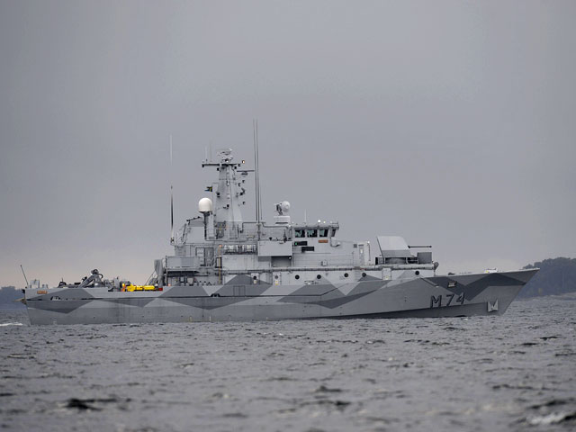 Swedish ships, seeking a foreign submarine, "established contact" with several objects lying on the bottom