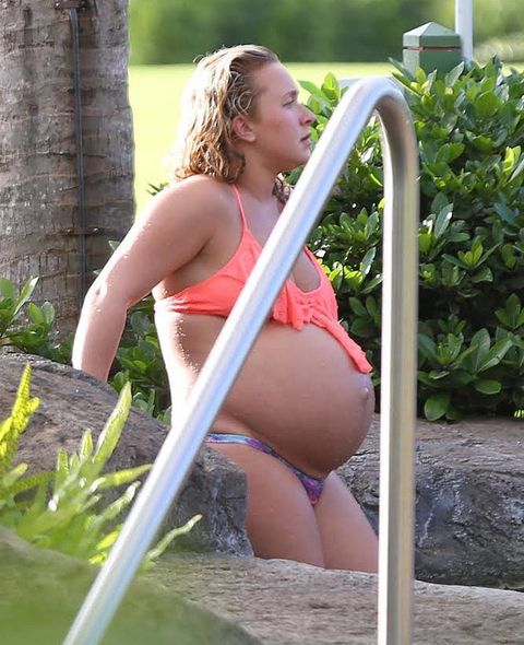 Miniature Hayden Panettiere showed enormous belly in bikini