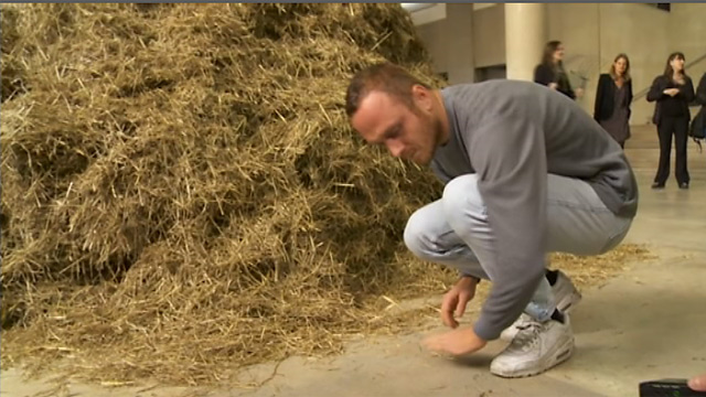 Artist Sven Sahsalber in the Paris museum 30 hours looking for a needle in a haystack