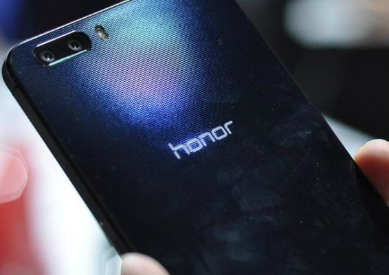 Honor 7 and Honor 7 Plus by Huawei first lit on the photo
