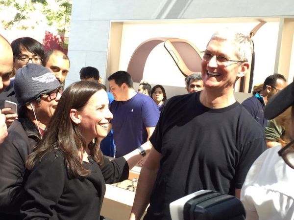 How much Apple spends on guard Tim Cook?