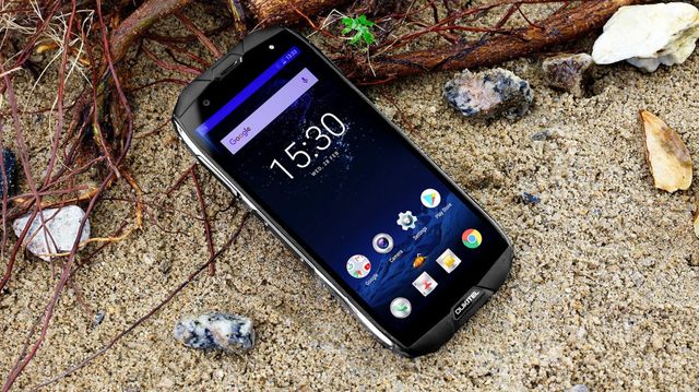 Oukitel WP2 and WP5000 Review: smartphones with IP68 protection and NFC