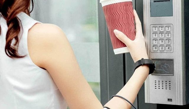 The whole truth about fitness bracelets with NFC and Alipay