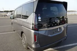 Nissan, Serena