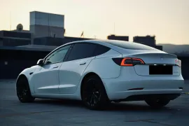 Tesla, Model 3