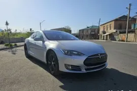 Tesla, Model S