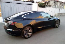 Tesla, Model 3