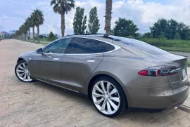 Tesla, Model S