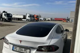 Tesla, Model S