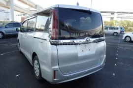 Toyota, Noah