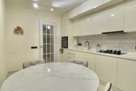 Продается квартира, 3 Kомнатная, Старое здание, Тбилиси, Мухиани