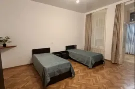 Продается квартира, 3 Kомнатная, Старое здание, Тбилиси, Чугурети