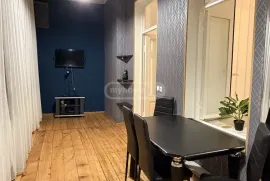 Продается квартира, 3 Kомнатная, Старое здание, Тбилиси, Чугурети