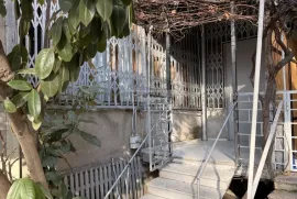 Продается квартира, 3 Kомнатная, Старое здание, Тбилиси, Чугурети