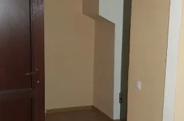 ქირავდება ბინა, 3 ოთახიანი, ძველი აშენებული, თბილისი, საბურთალო