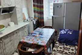 ქირავდება ბინა, 2 ოთახიანი, ძველი აშენებული, ბათუმი, რუსთაველის უბანი