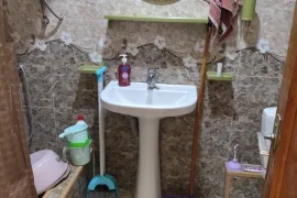 ქირავდება ბინა, 2 ოთახიანი, ძველი აშენებული, ბათუმი, რუსთაველის უბანი