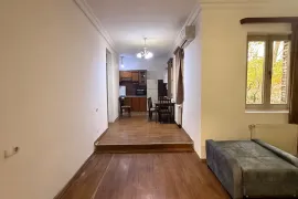 Аренда, 2 Kомнатная, Старое здание, Тбилиси, Сололаки